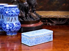 A 19TH CENTURY CHINESE DAOGUANG PERIOD BLUE AND WHITE PORCELAIN STATIONARY BOX