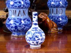 A 19TH CENTURY CHINESE BLUE AND WHITE PORCELAIN VASE