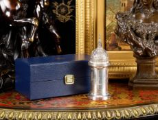 A STERLING SILVER PEPPER GRINDER MODELLED AS ST PAUL'S CATHEDRAL DOME