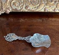 A 19TH CENTURY DUTCH SILVER CADDY SPOON