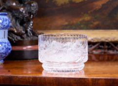 AN EARLY 20TH CENTURY ENGRAVED CRYSTAL GLASS BOWL WITH HUNTING SCENE
