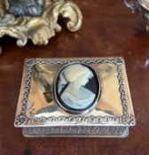A LATE 19TH CENTURY GERMAN NERESHEIMER SILVER GILT SNUFF BOX WITH CAMEO