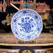 AN 18TH CENTURY CHINESE YONGZHENG PORCELAIN DISH