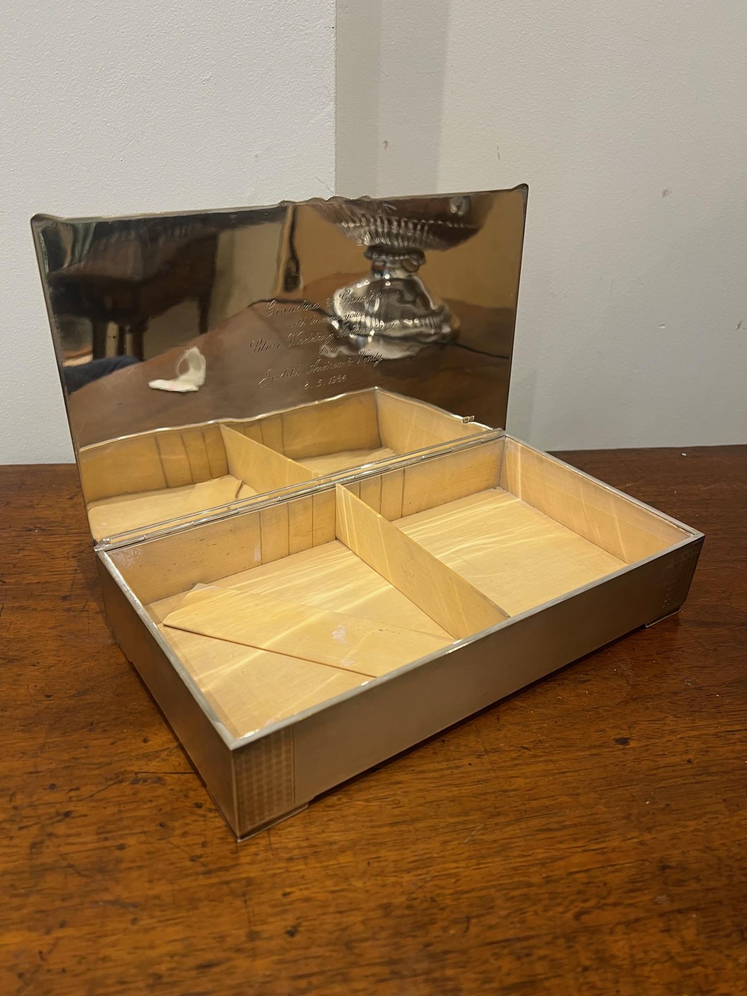 A GEORGE V PERIOD STERLING SILVER CIGAR HUMIDOR, LONDON, 1930 - Image 4 of 4