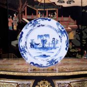 A LARGE 18TH CENTURY BLUE AND WHITE CHARGER, POSSIBLY BRISTOL