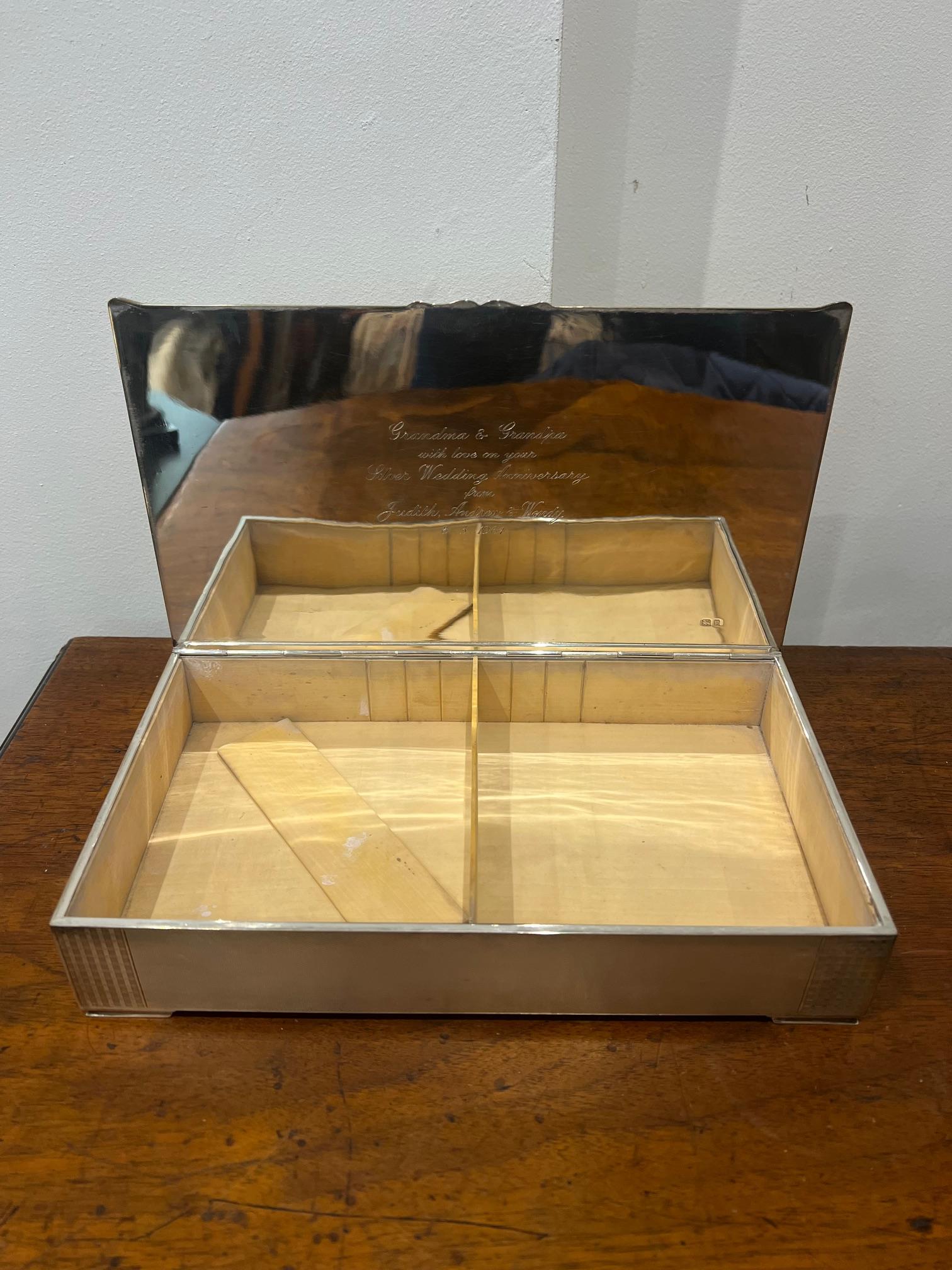A GEORGE V PERIOD STERLING SILVER CIGAR HUMIDOR, LONDON, 1930 - Image 3 of 4