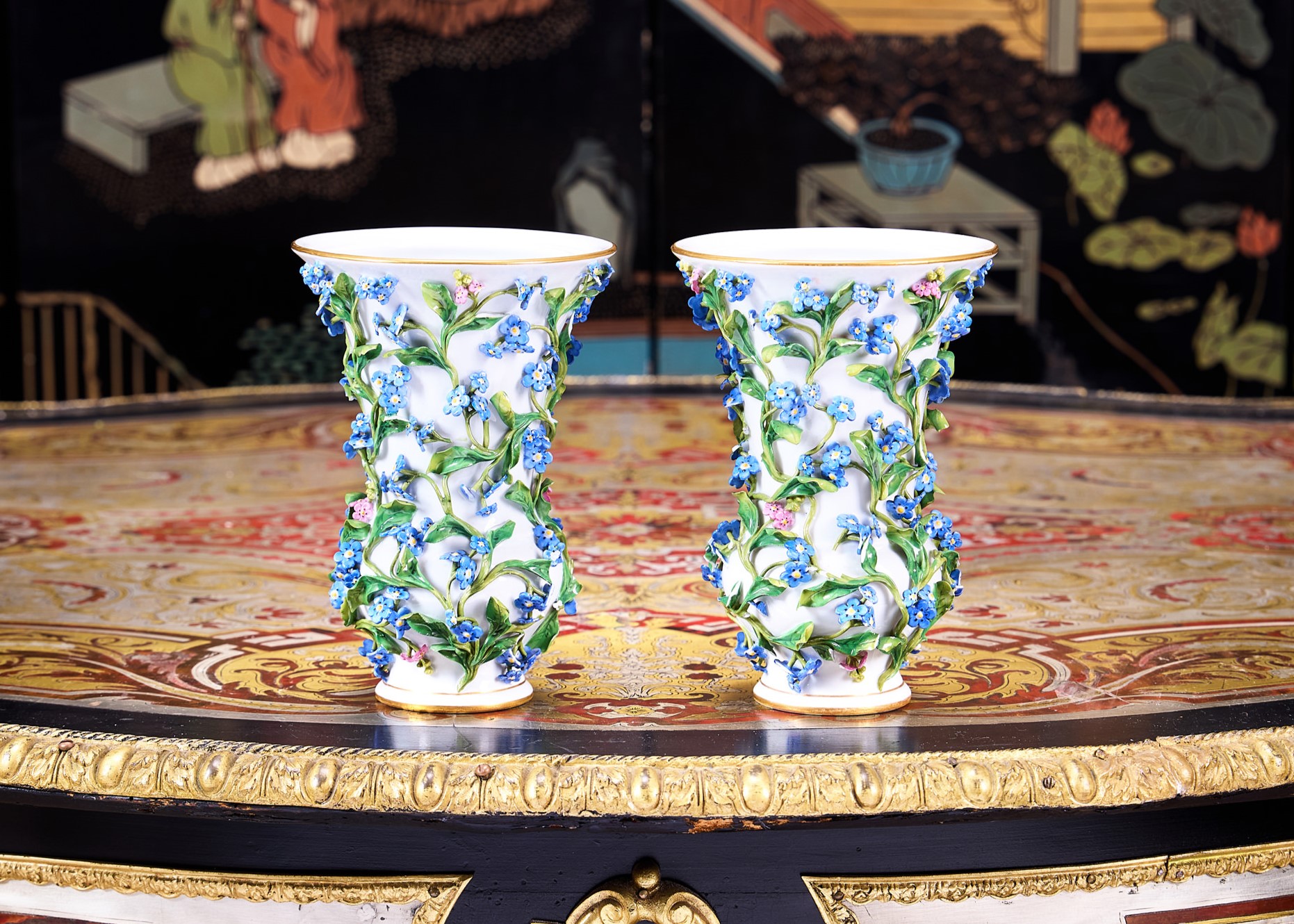 MEISSEN: A PAIR OF 19TH CENTURY PORCELAIN VASES WITH FORGET ME NOT DECORATION