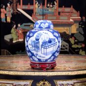 A LATE 19TH / EARLY 20TH CENTURY CHINESE GINGER JAR AND COVER