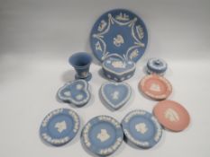 A TRAY OF ASSORTED JASPERWARE TO INCLUDE PINK EXAMPLES