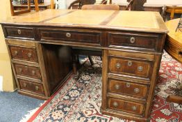 AN EDWARDIAN MAHOGANY LEATHER TOPPED TWIN PEDESTAL DESK H 78 CM W 140 CM