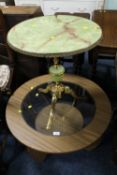 A RETRO DENMAR FURNITURE COFFEE TABLE - Dia. 75.5 CM, TOGETHER WITH AN ONYX LAMP TABLE