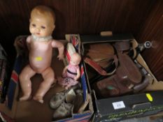 A TRAY OF COLLECTABLE'S TO INCLUDE CAMERAS , LEATHER COLLAR BOX ETC TO INCLUDE A TRAY WITH A VINTAGE