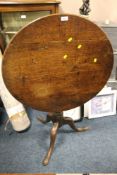 AN ANTIQUE TILT TOP PEDESTAL TABLE