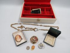 A SMALL COLLECTION OF VINTAGE JEWELLERY ETC TO INCLUDE CAMEO BROOCH IN SILVER MOUNT AND 9 CARAT GOLD