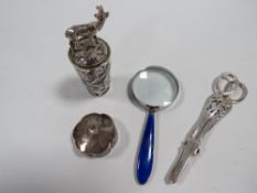 A COLLECTORS LOT OF HALLMARKED AND STERLING SILVER TO INCLUDE AN ENAMEL HANDLED MAGNIFYING GLASS -
