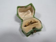 A HALLMARKED 22 CARAT GOLD WEDDING BAND APPROX WEIGHT 3.6g