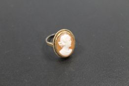 A HALLMARKED 9CT GOLD CAMEO RING approx weight 3.1g