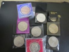 A COLLECTION OF EIGHT CROWN COINS TO INCLUDE QUEEN ELIZABETH II SILVER WEDDING, QUEEN ELIZABETH II
