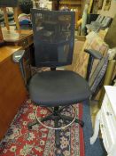 A MODERN SWIVEL OFFICE CHAIR