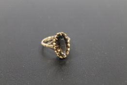 A 9CT GOLD SMOKY QUARTZ DRESS RING approx weight 3.1g