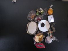 A SELECTION OF PENDANTS AND BROOCHES TO INCLUDE A SILVER EXAMPLES