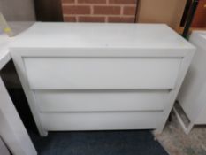 A MODERN WHITE THREE DRAWER CHEST - W 101 cm