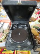 A VINTAGE COLUMBIA VINTAGE PORTABLE WIND UP GRAMOPHONE