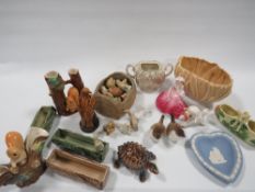 A TRAY OF COLLECTABLE CERAMICS TO INCLUDE WADE, WEDGWOOD, COALPORT ETC