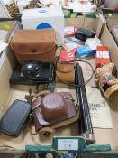 A TRAY OF ASSORTED CAMERAS & PHOTOGRAPHIC EQUIPMENT