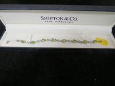 A 925 SILVER GEM SET BRACELET SET WITH GREEN STONES