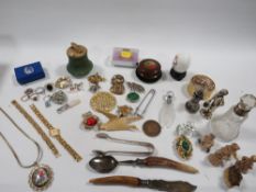 A SMALL TRAY OF ASSORTED COLLECTABLES TO INCLUDE SILVER, RINGS, BADGES, ETC