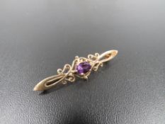 A HALLMARKED GOLD AND AMETHYST BAR BROOCH