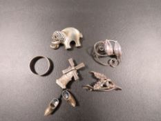 A ANTIQUE CHESTER HALLMARKED WISHBONE AND HOLLY SILVER BROOCH TOGETHER WITH THREE OTHERS AND A