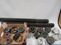 A TRAY OF ASSORTED FLY FISHING REELS TOGETHER WITH ROD CASES
