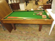 A LARGE OAK SNOOKER / DINING / GAMES TABLE WITH CUES, BALLS ETC, TABLE 76 x 104 x 190 cm