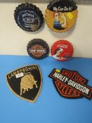 A REPRODUCTION CAST METAL LAMBORGHINI PLAQUE TOGETHER WITH A HARLEY DAVIDSON EXAMPLE AND FOUR