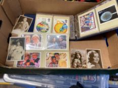 AN ALBUM OF POSTCARDS AND A SELECTION OF LOOSE POSTCARDS TO INCLUDE VINTAGE AND SEASIDE EXAMPLES