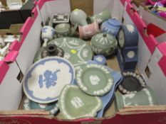 A BOX OF MIXED WEDGWOOD JASPERWARE