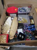 A TRAY OF ASSORTED COSTUME JEWELLERY TO INCLUDE NECKLACES