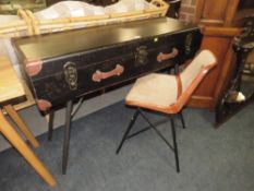 A MODERN 'SUITCASE' STYLE CONSOLE TABLE WITH CHAIR W-126 CM