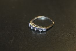 A HALLMARKED 9 CARAT WHITE GOLD TANZANITE RING approx weight 1.5g