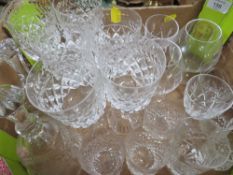 A SMALL TRAY OF CUT GLASSES TO INCLUDE A SET OF WINE GLASSES
