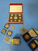 A TRAY OF ASSORTED COINAGE TO INCLUDE A 2002 COIN SET, 2007 £5 COINS , BAG OF CROWNS ETC