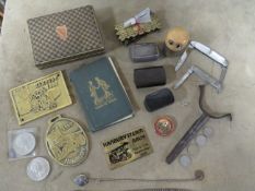 A SMALL TRAY OF COLLECTABLES
