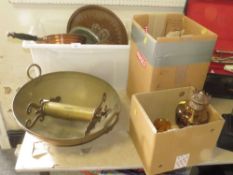 A SMALL COLLECTION OF METAL WARE TO INCLUDE OIL LAMPS, NOVELTY HAND MADE MONEY BOX ETC