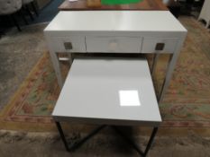 A MODERN WHITE CONSOLE TABLE - W 100 cm TOGETHER WITH A WHITE LAMP TABLE (2)