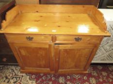 A 20TH CENTURY PINE TRAY TOP WASHSTAND W-118 CM