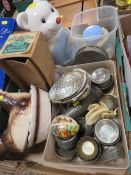 A TRAY OF VINTAGE KITCHENALIA TO INCLUDE EASTER EGG MOULDS