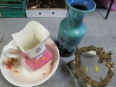 A MODERN LARGE DRIP GLAZED VASE TOGETHER WITH GILT EFFECT DRESSING TABLE MIRROR, WATER JUG AND