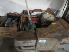 A SELECTION OF TOOLS AND AN ENGINEERS VICE